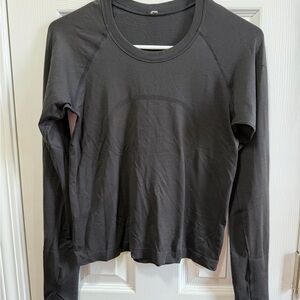 Lululemon black long sleeved cropped Swiftly top